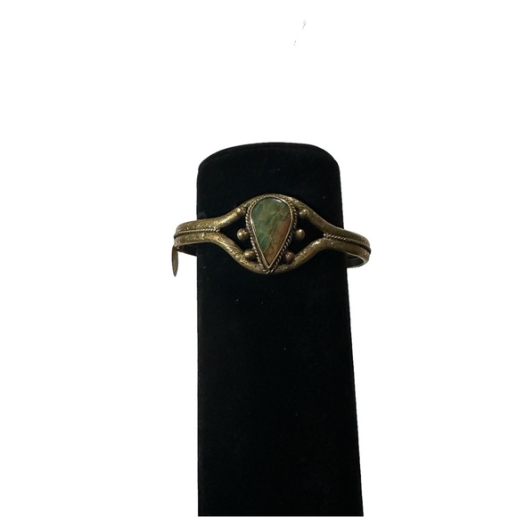 Vtg Brass & 23.4mm Native American Royston Turquoise Teardrop Cuff Bracelet 7” - Picture 4 of 15